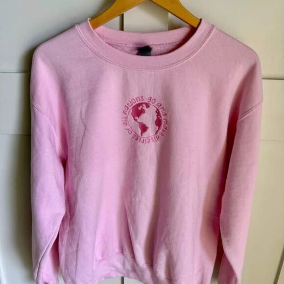 Women’s Christian Hand Embroidered Pink Gildan Crew Jesus God Sweatshirt Med - Picture 1 of 6